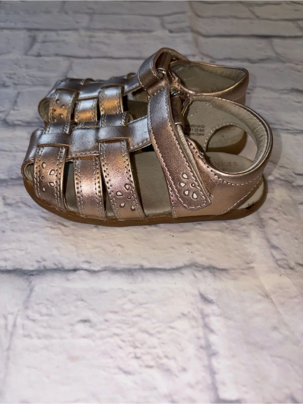 See Kai Run Rose Gold Leather Toddler Fisherman Sandals. Size 8